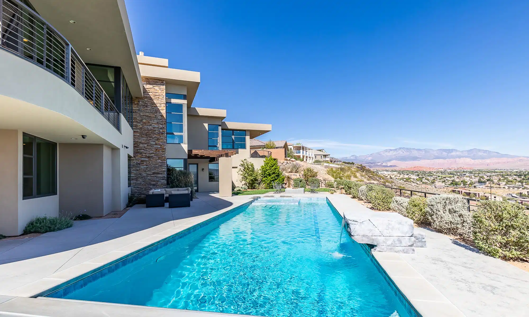 Beautiful house with a pool and a beautiful view of the vast landscape of the Southern Utah.